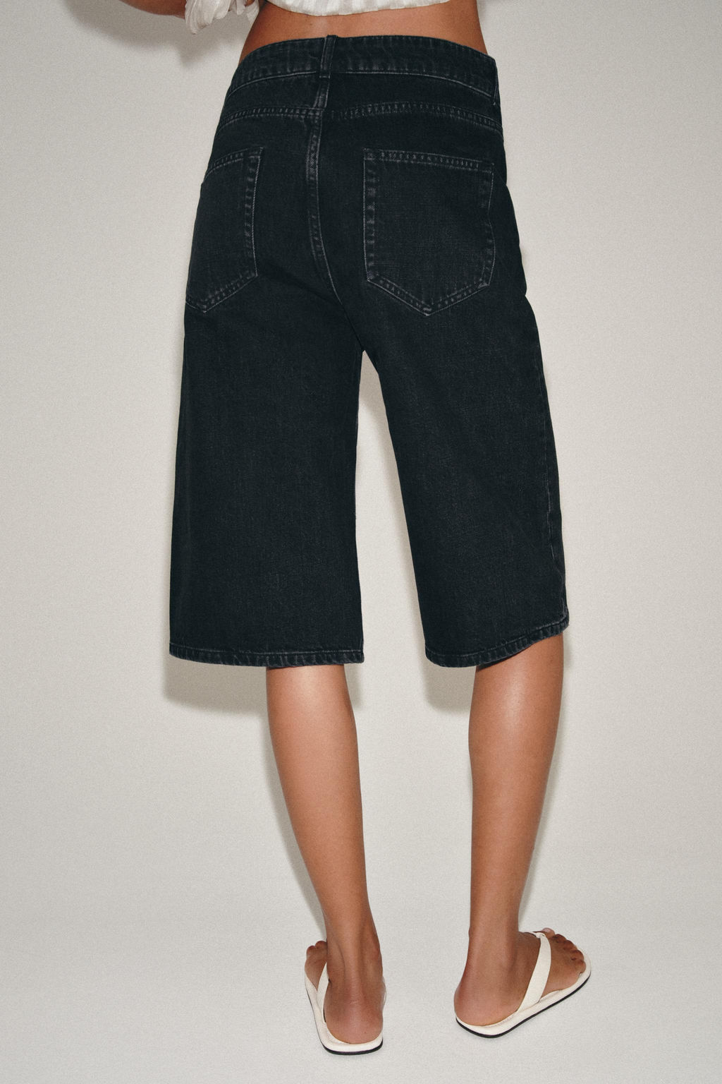 BERMUDA DENIM TIRO MEDIO ZW COLLECTION / Negro - Zara фото 3