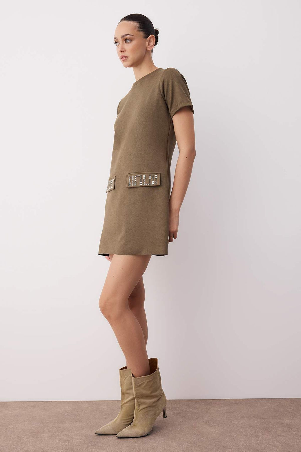 TRENDYOLMILLA Siyah Bisiklet Yaka Tas Detayl? Shift/Duz Mini Suet Orme Elbise TWOAW24EL00523  фото 10