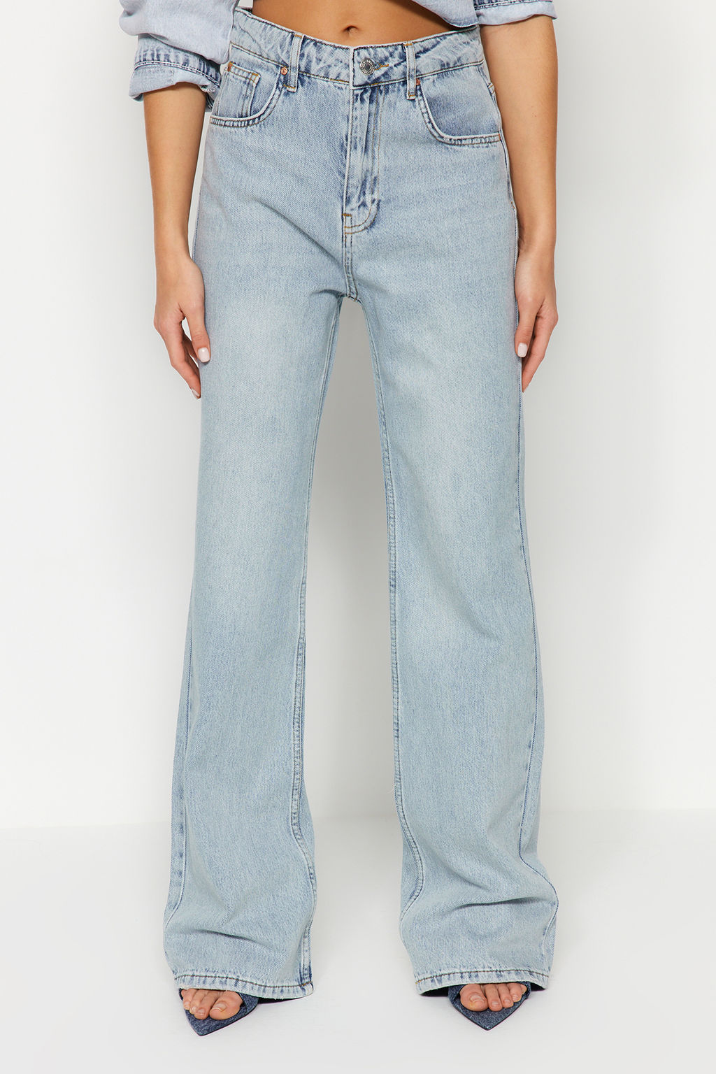 TRENDYOLMILLA Mavi Soluk Efekt Vintage Yuksek Bel Wide Leg Jeans TWOSS24JE00022