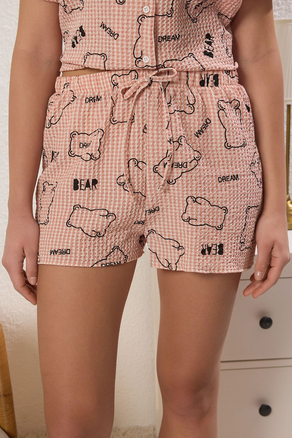 Trendyolmilla Pembe Ay?c?kl? ve Sloganl? Gofre Sortlu Dokuma Pijama Tak?m? THMSS25PT00391