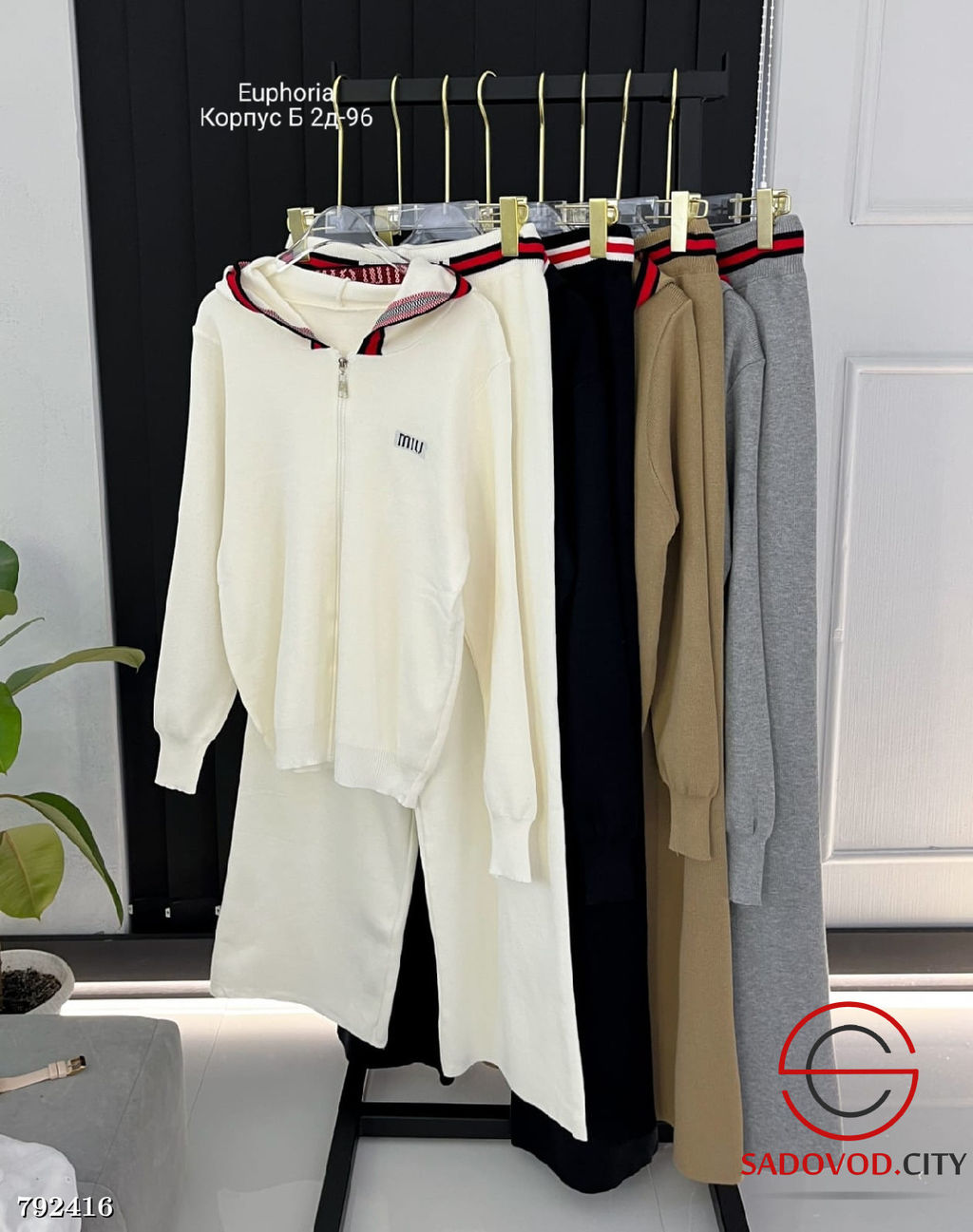 Костюм женский тройка с капюшоном - Bruno фото 2