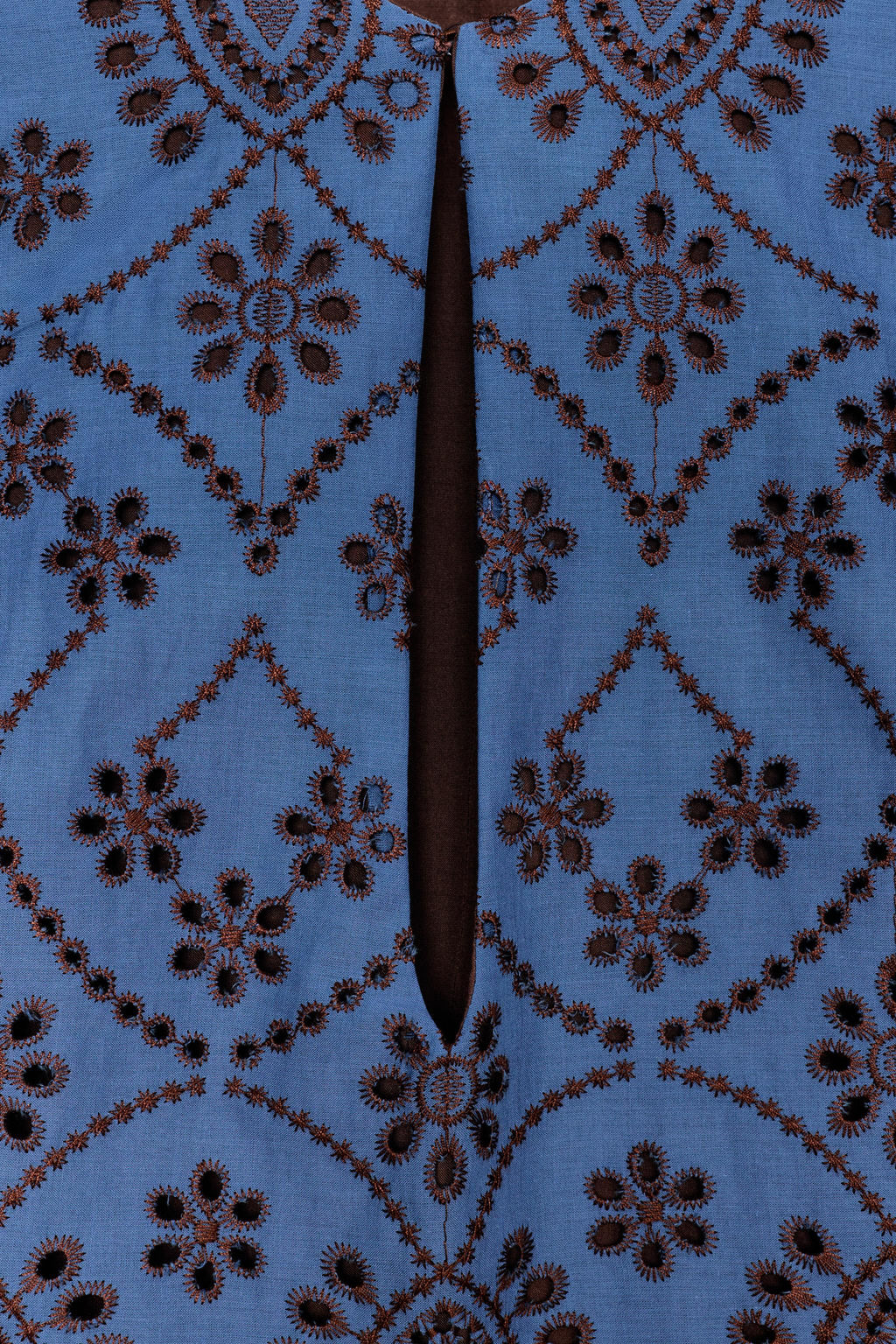 VESTIDO CORTO BORDADOS PERFORADOS / Marr?n-Azul - Zara фото 8