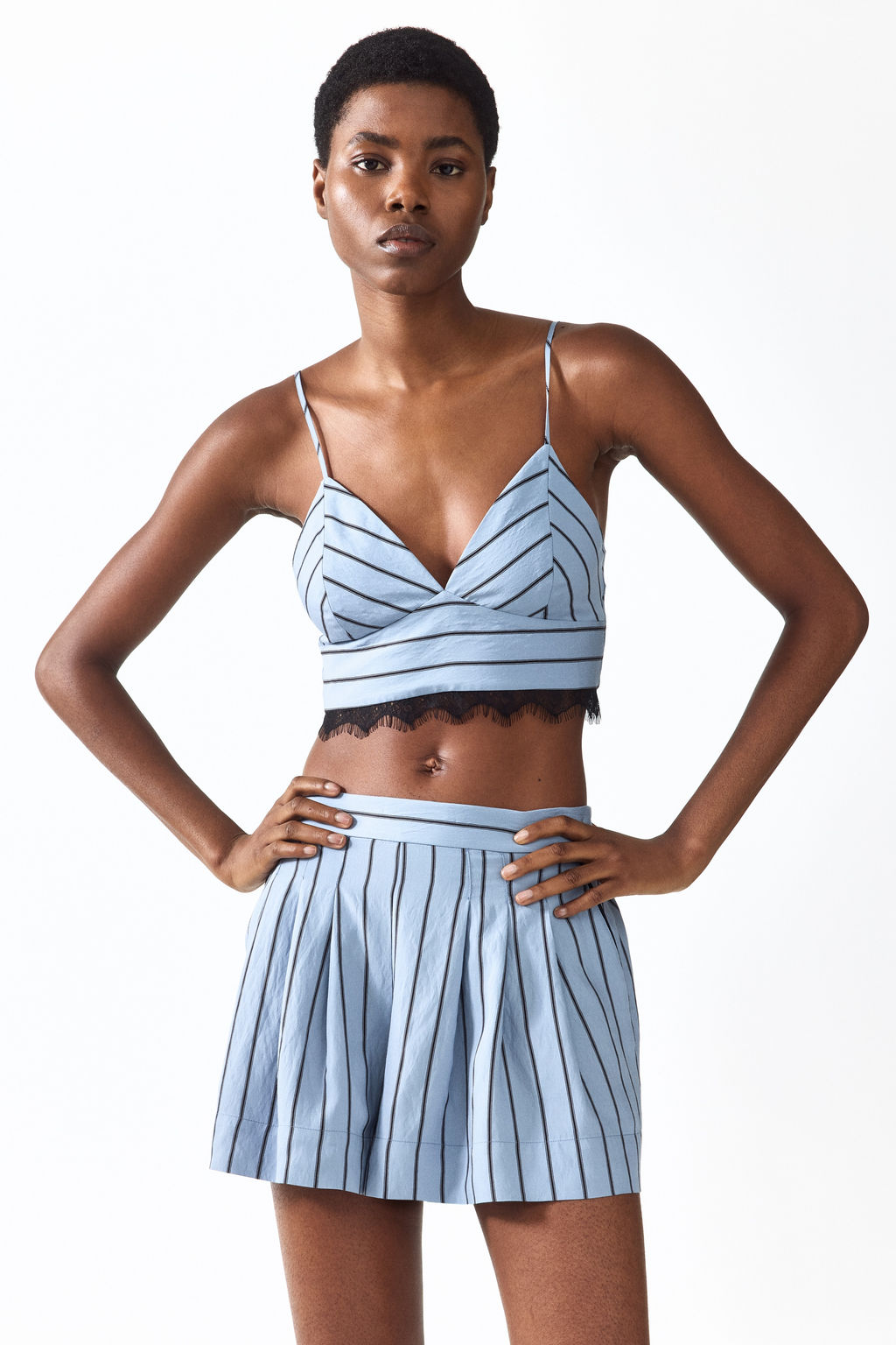 Top cropped con ribete de encaje - H&m фото 4