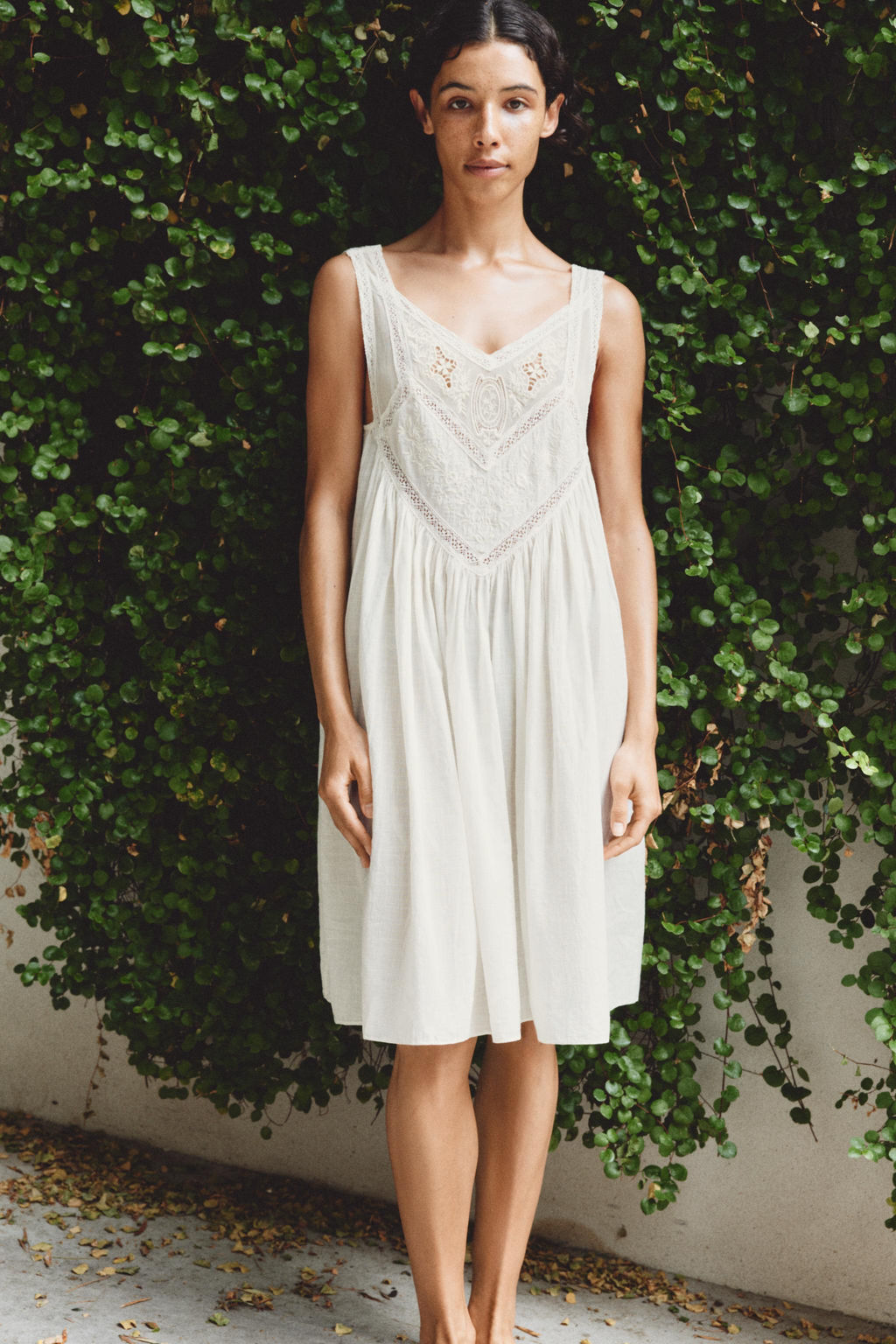 VESTIDO PLIEGUES BORDADOS FLORALES / Blanco roto - Zara фото 8