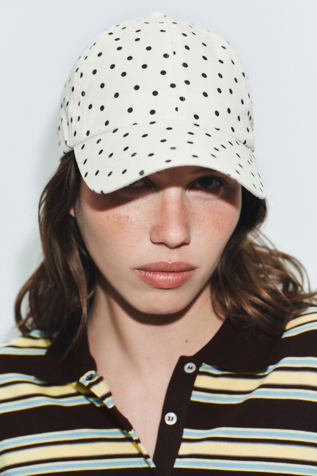 GORRA SARGA TOPOS BORDADOS CORAZONES / Crudo