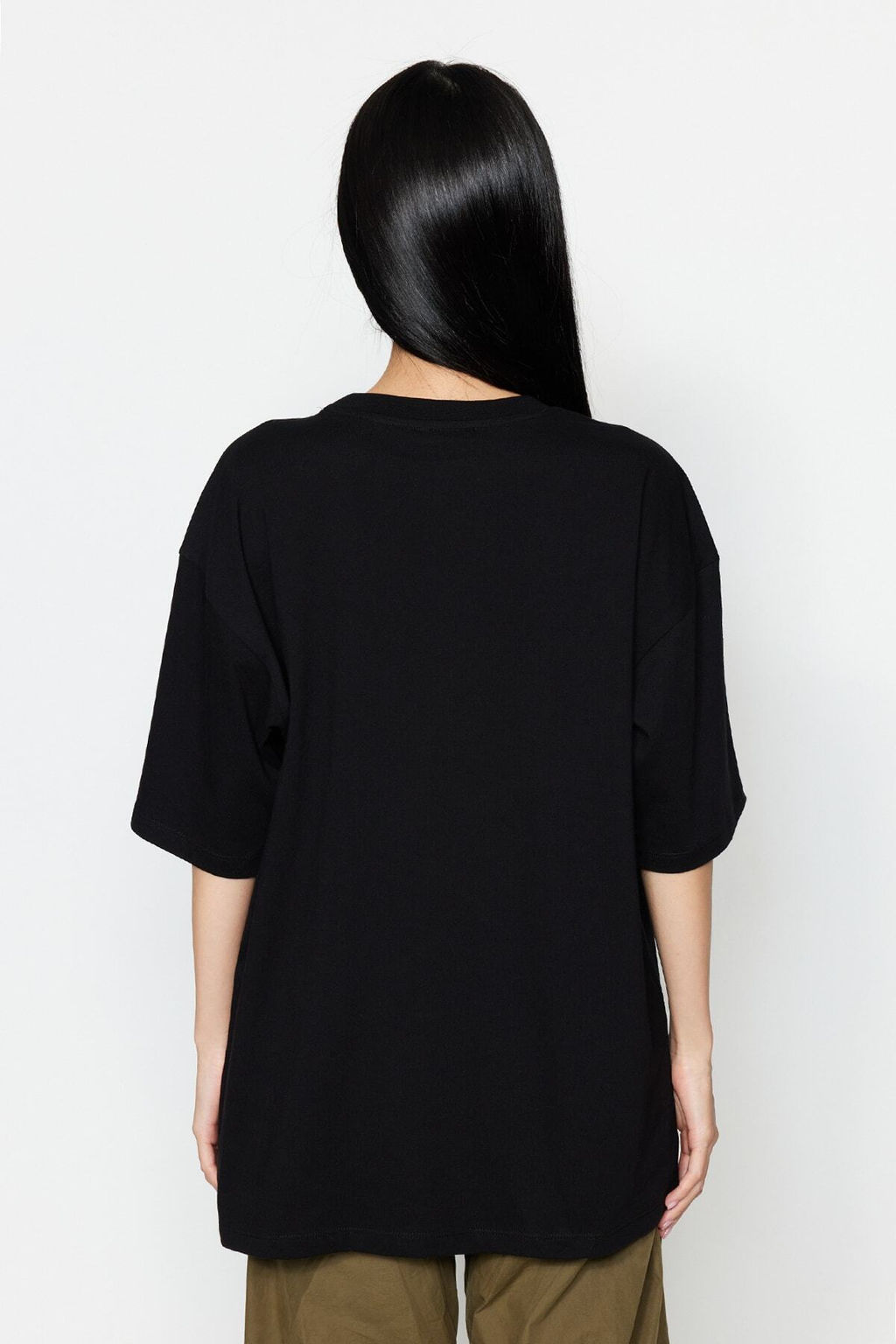 Siyah %100 Kal?n Pamuklu Premium Oversize/Genis Kal?p Bisiklet Yaka Orme T-Shirt TWOSS23TS00040