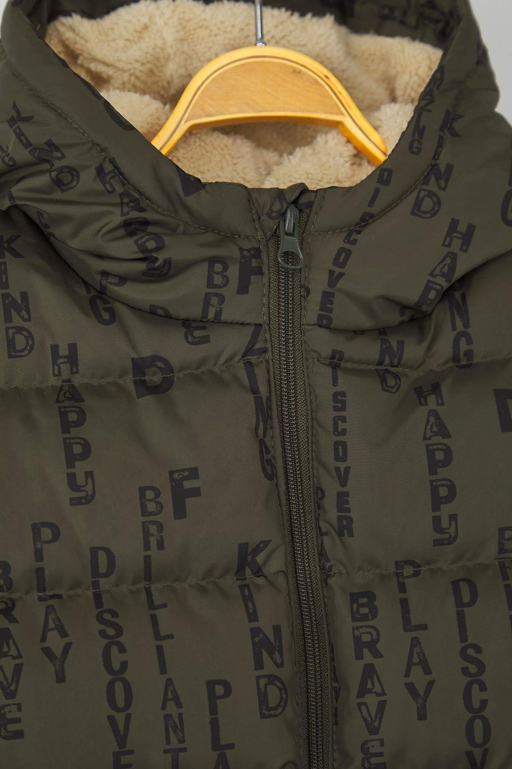 Haki Geometrik Bask?l? Kal?n Kapusonlu Regular Erkek Cocuk Mont TKDAW26MO00010 - Trendyolmilla фото 3