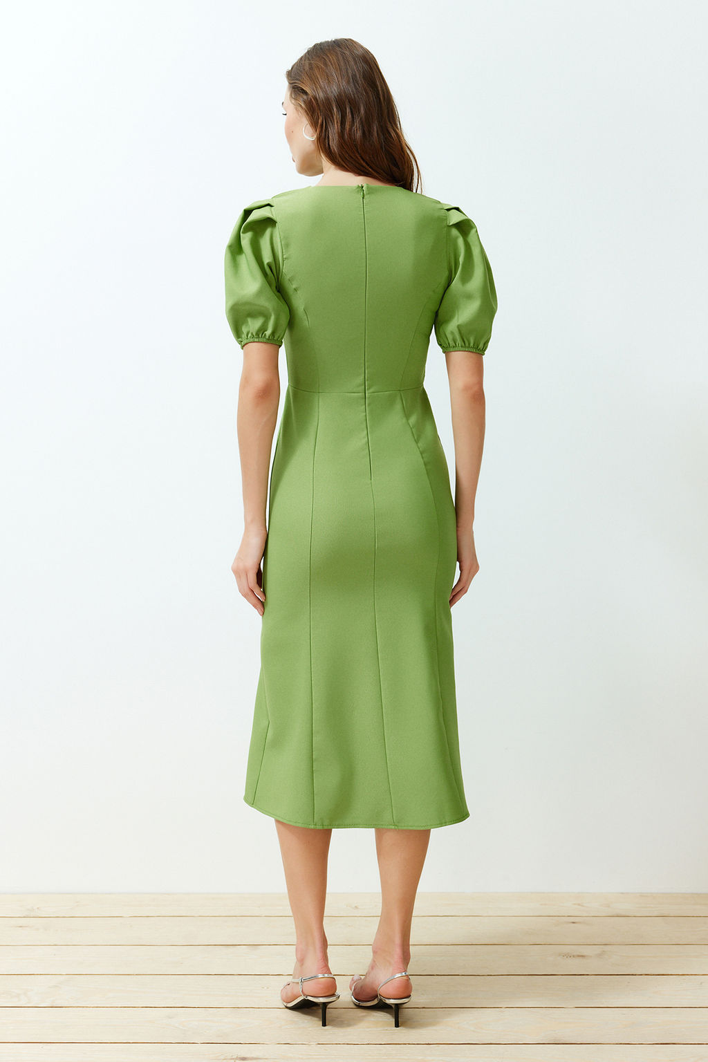 TRENDYOLMILLA Yesil Vucudu Saran Balon Kollu Midi Dokuma Elbise TWOSS24EL00502 фото 6