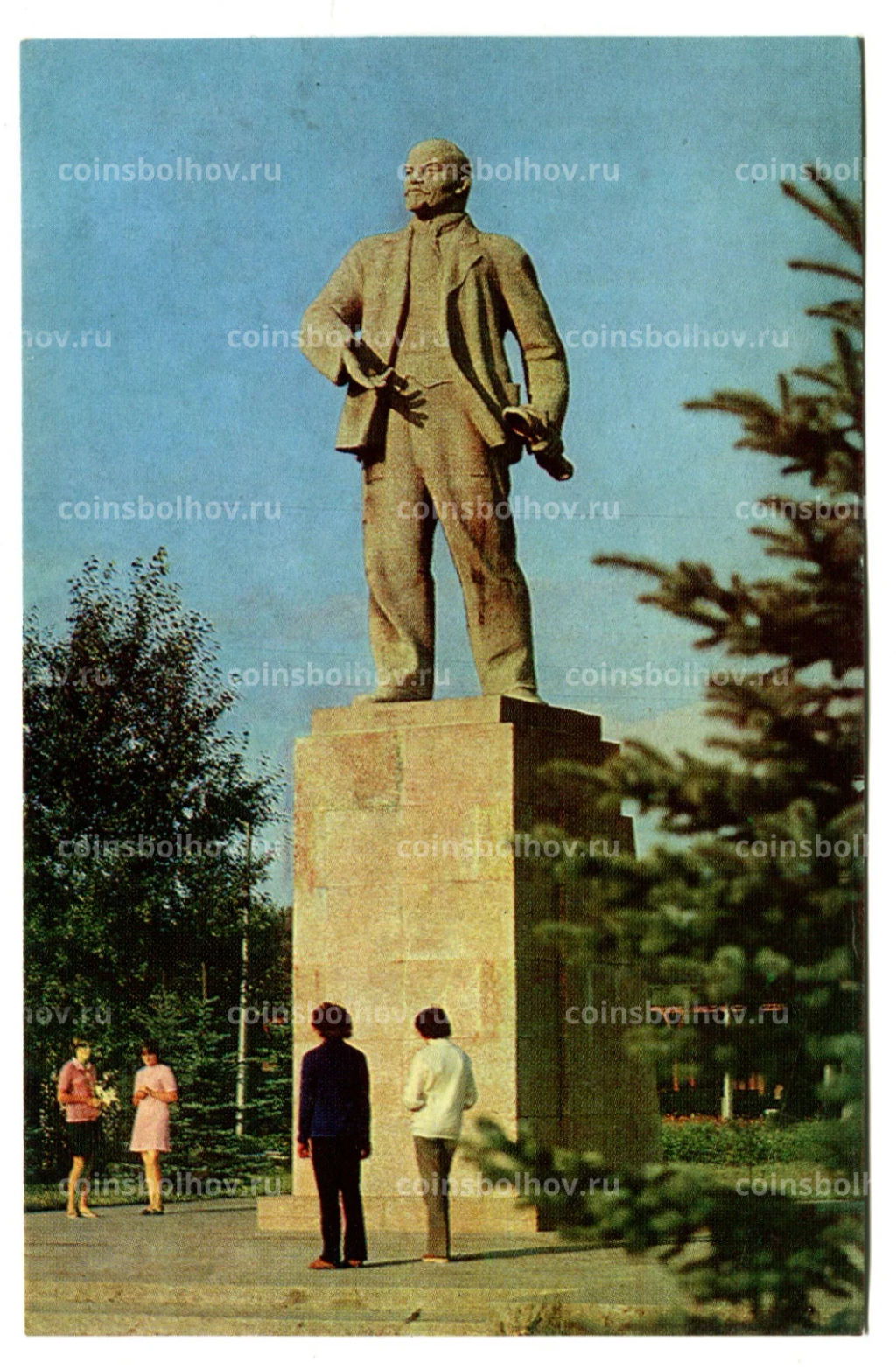 Открытка Великие Луки.Памятник В.И.Ленину на площади у железнодорожного вокзала
