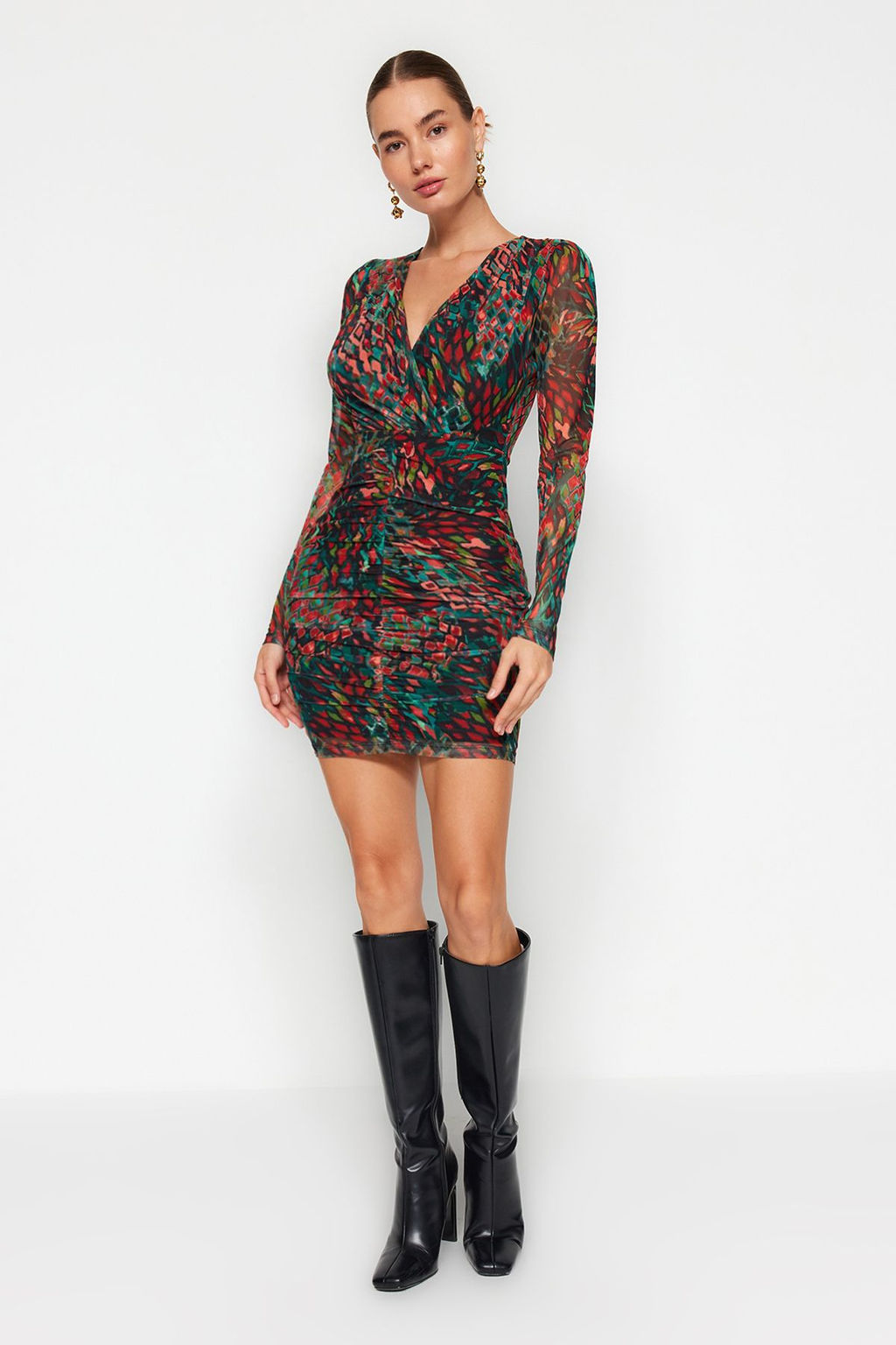 TRENDYOLMILLA Siyah Bask?l? Tul Buzgu/Drape Detayl? Vucuda Oturan V Yaka Mini Orme Kalem Elbise TWOAW24EL00548