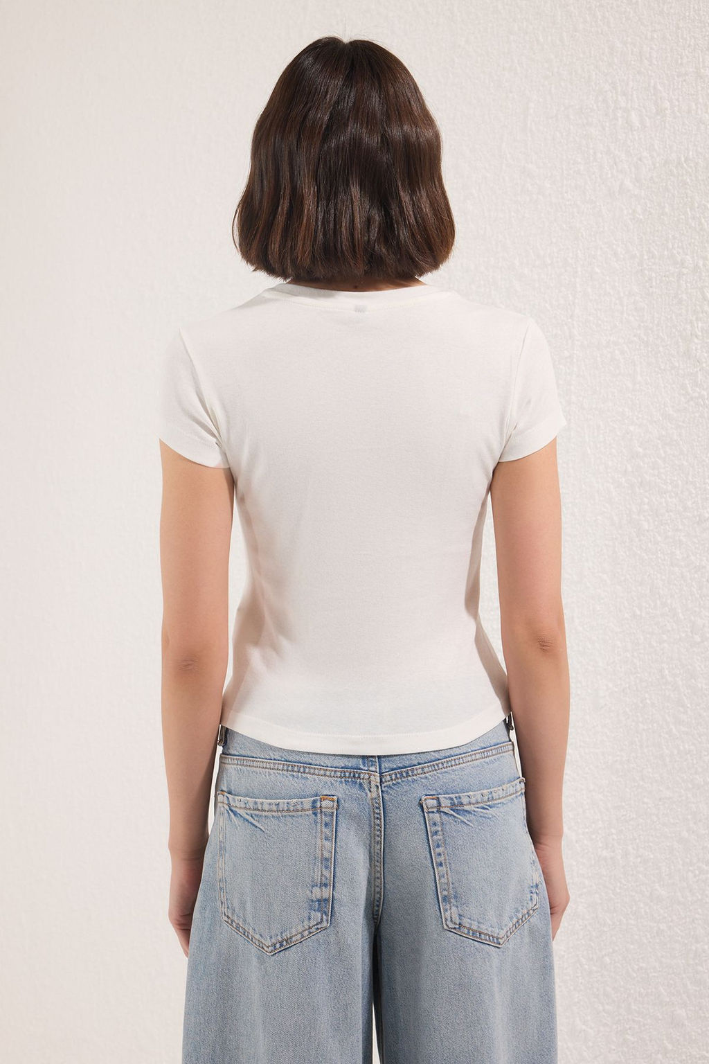 Ekru Pamuklu Kopek Bask?l? Vucuda Oturan Esnek Orme T-Shirt TWOSS25TS00095