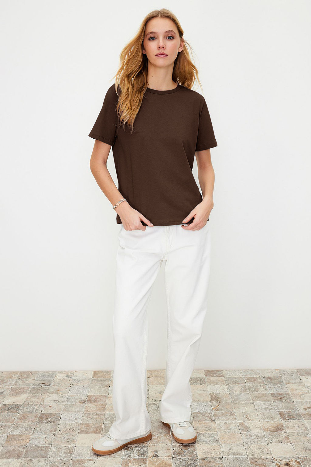 TRENDYOLMILLA Beyaz %100 Pamuk Regular/Normal Kal?p K?sa Kollu Basic Bisiklet Yaka Orme T-Shirt TWOSS23TS00000  фото 59