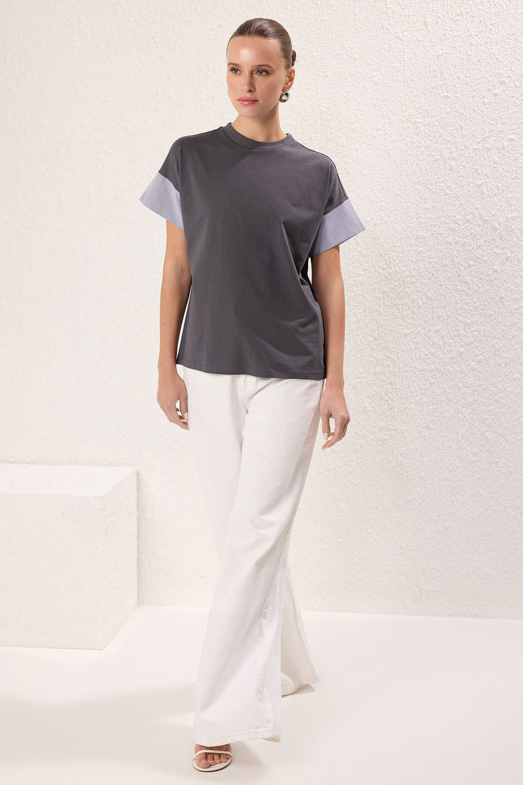 Antrasit Kal?n Pamuklu Relaxed/Rahat Kesim Poplin Kol Detayl? Orme T-Shirt TWOSS24TS00007