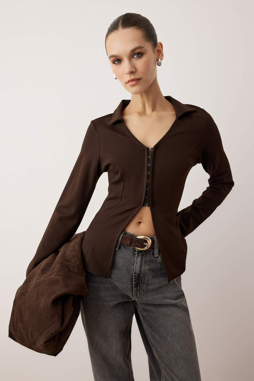 Siyah Cizgili Polo Yaka Agrafl? Ftited/Vucuda Oturan Esnek Orme Bluz TWOAW26BZ00038 - Trendyolmilla фото 5