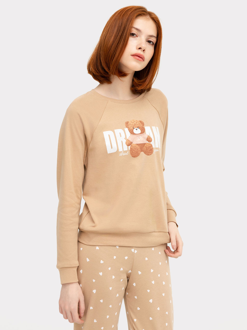 Комплект женский (джемпер, брюки) бежевый с сердечками бежевый +сердечки на бежевом 592361 - Mark formelle фото 4