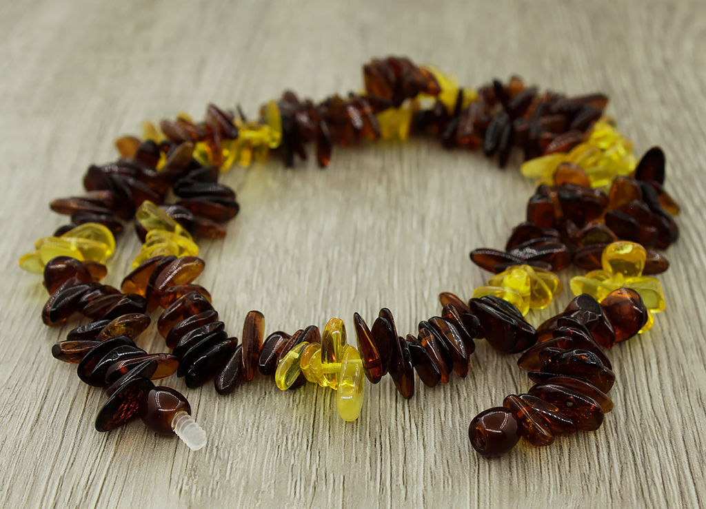 Янтарь темный и светлый, бусы из разноразмерной гальки длиной 56см