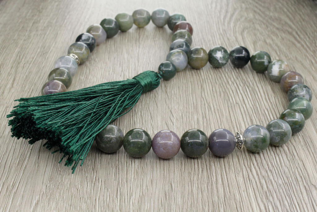 Четки зеленая яшма круглые 12мм с хвостиком