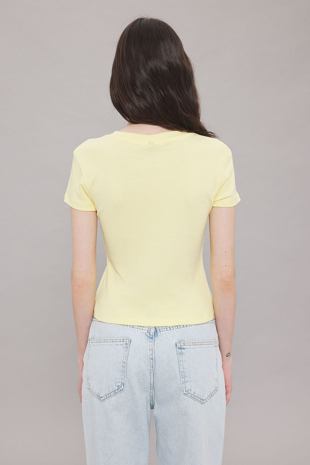 Ac?k Sar? Tavsan Bask?l? Fitted/Vucuda Oturan Orme T-Shirt TWOSS25TS00095