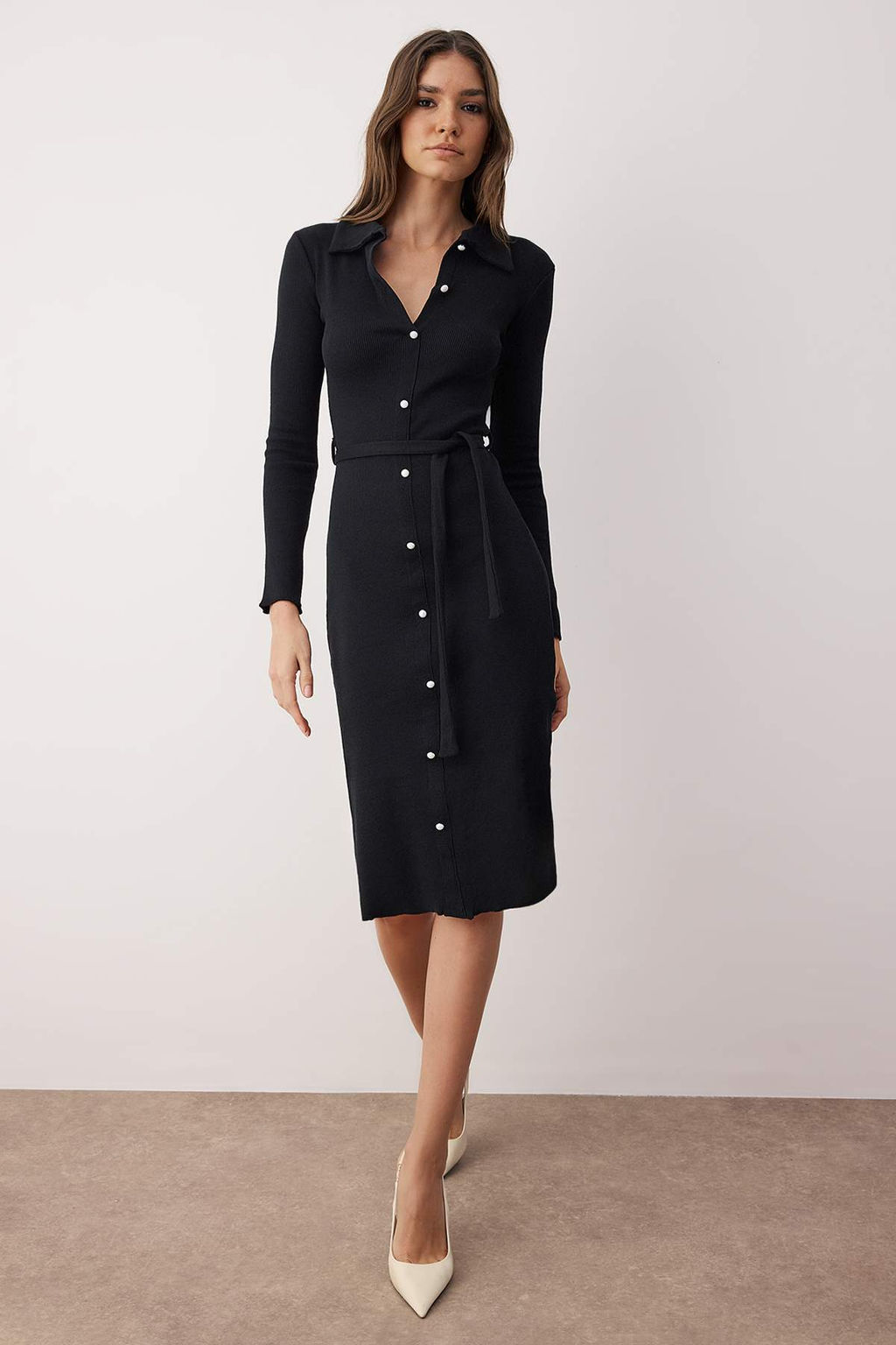 Trendyolmilla Siyah Vucuda Oturan Uzun Kol Polo Yaka Fitilli Dugmeli Esnek Midi Orme Elbise TWOAW23EL00115