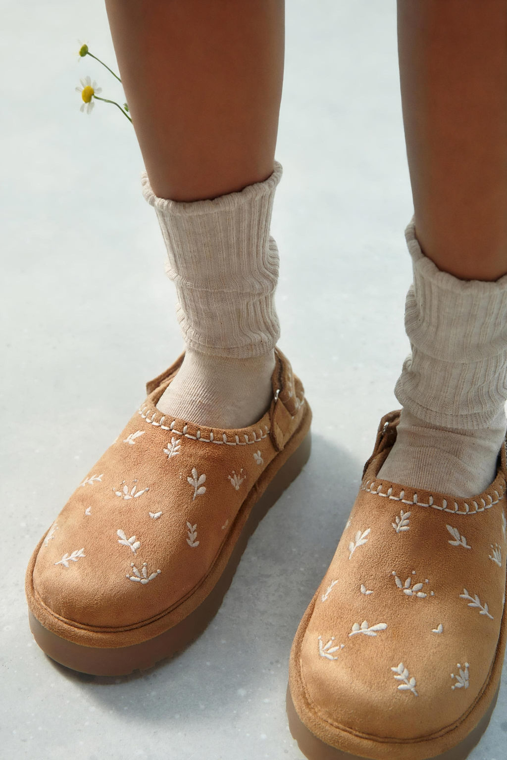 EMBROIDERED SHEEPSKIN CLOGS - Zara фото 10
