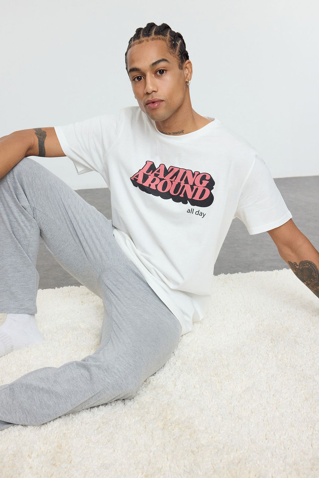 TRENDYOL MAN Ekru %100 Pamuk Regular Fit Bask?l? Orme Pijama Tak?m? TMNAW25PT00009