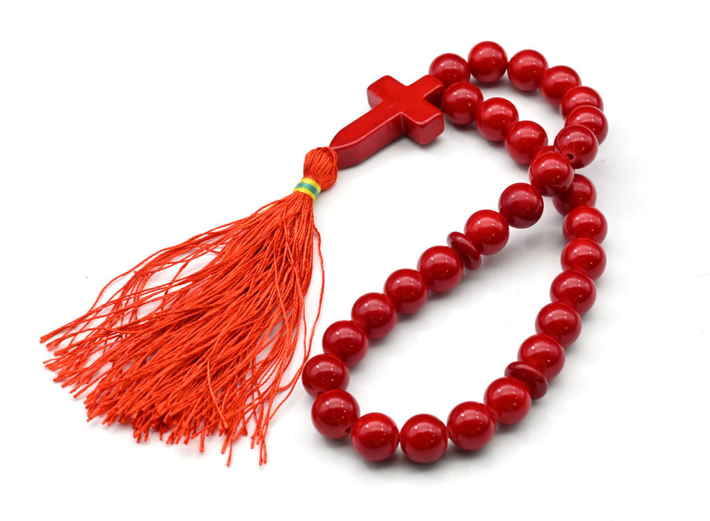 Четки из коралла имитация шарик 10мм с крестиком, 30см