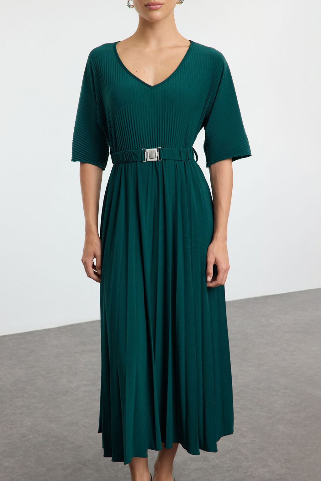 TRENDYOLMILLA Zumrut Yesili Skater Kemerli Truvakar Kollu Maxi Esnek Orme Elbise TWOAW25EL00465 фото 9