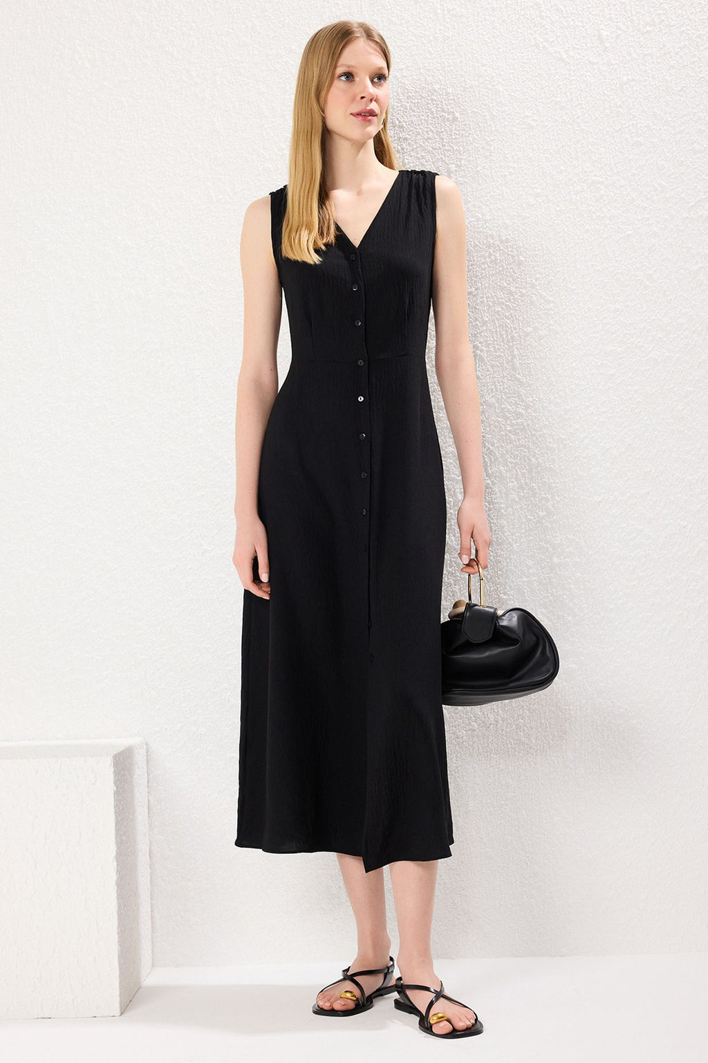 TRENDYOLMILLA Siyah Dugmeli Kolsuz Midi Dokuma Gomlek Elbise TWOSS24EL00442 фото 9