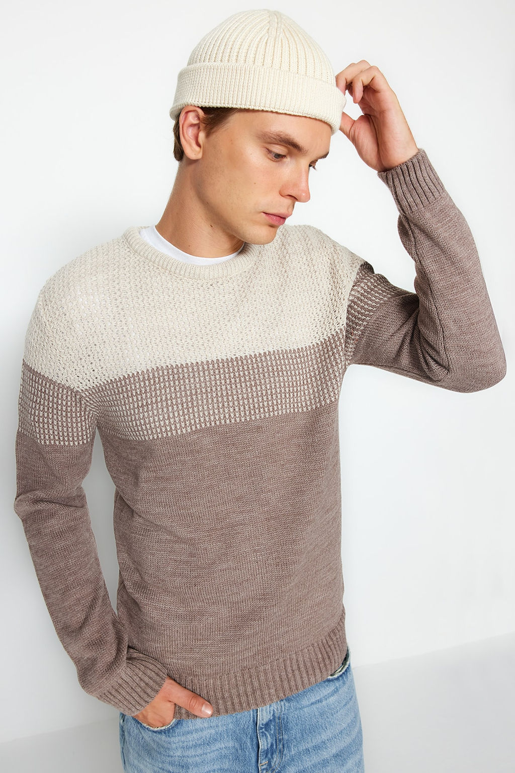 TRENDYOL MAN Bej Slim Fit Dar Kesim Bisiklet Yaka Renk Bloklu Kazak TMNAW21KZ0543 - Trendyolmilla фото 2
