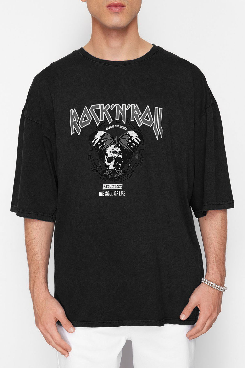 TRENDYOL MAN Siyah Oversize/Genis Kesim Eskitme/Soluk Efektli Rock Bask? %100 Pamuklu T-Shirt TMNSS23TS00167 - Trendyolmilla фото 4