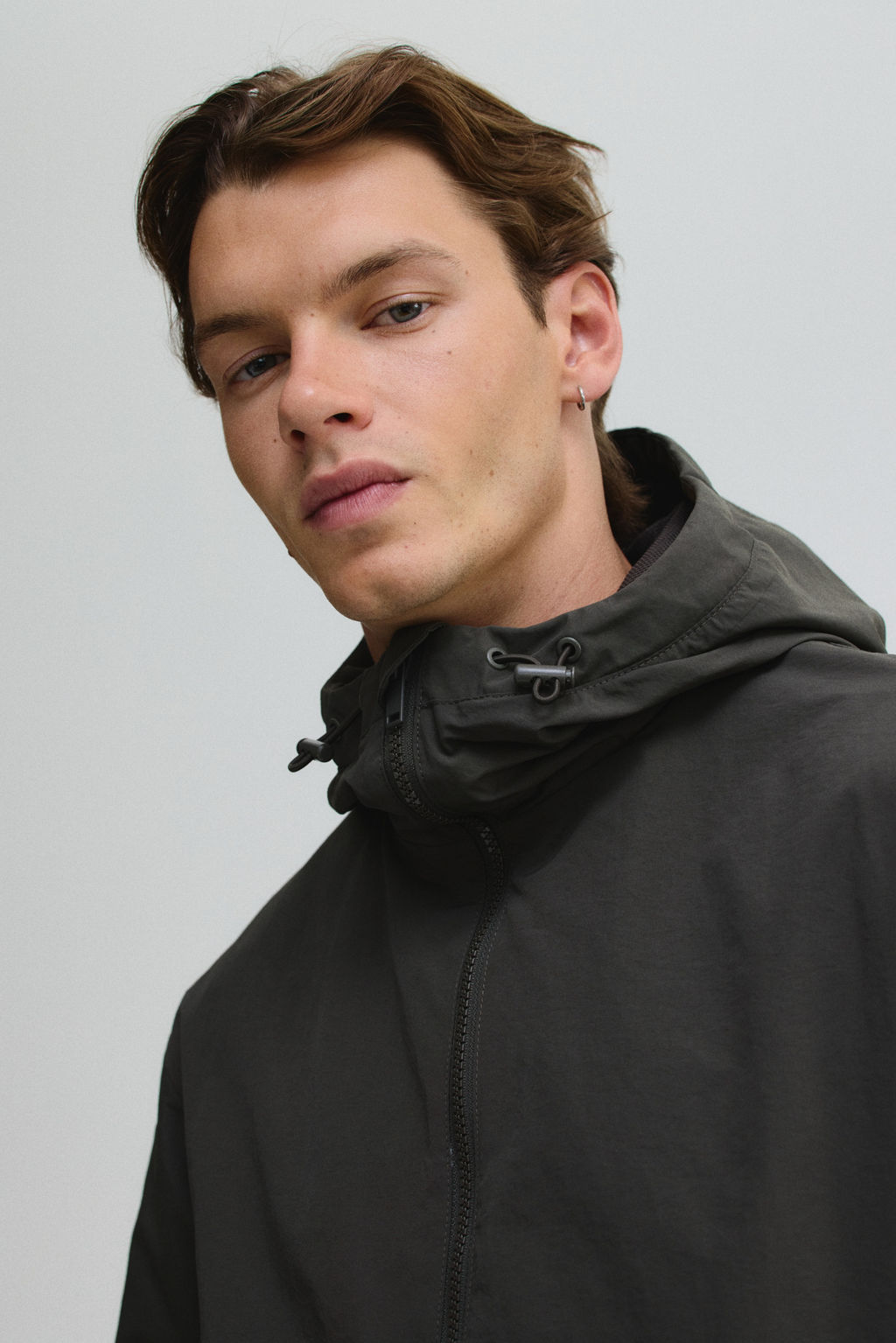 Chaqueta cortavientos con capucha - H&m фото 11