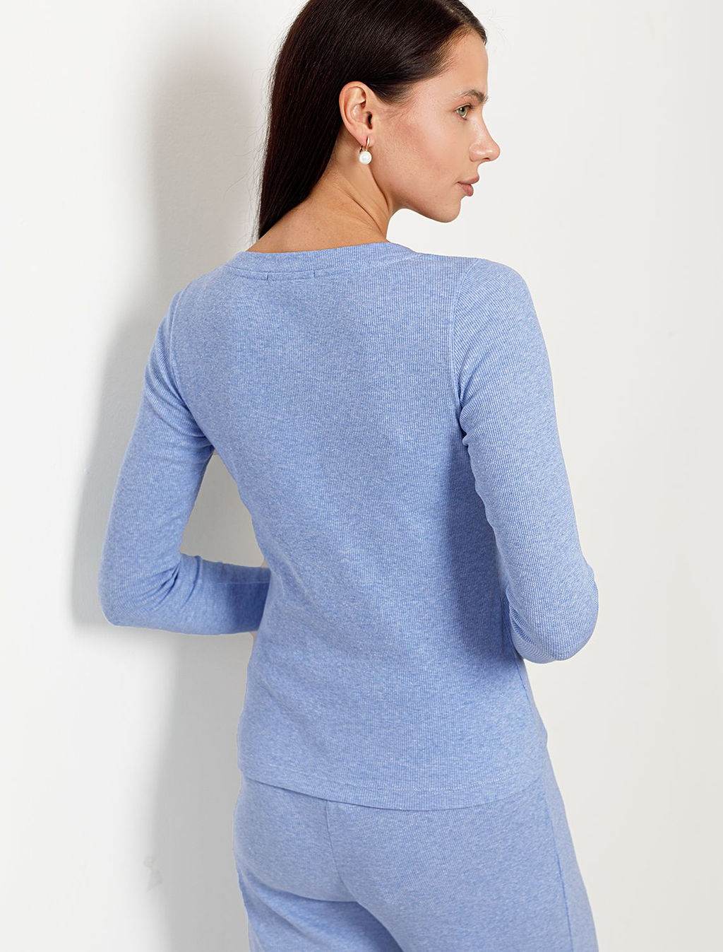 Лонгслив облегающий из фактурного трикотажа в рубчик с круглым вырезом на пуговицах - Vilatte фото 3