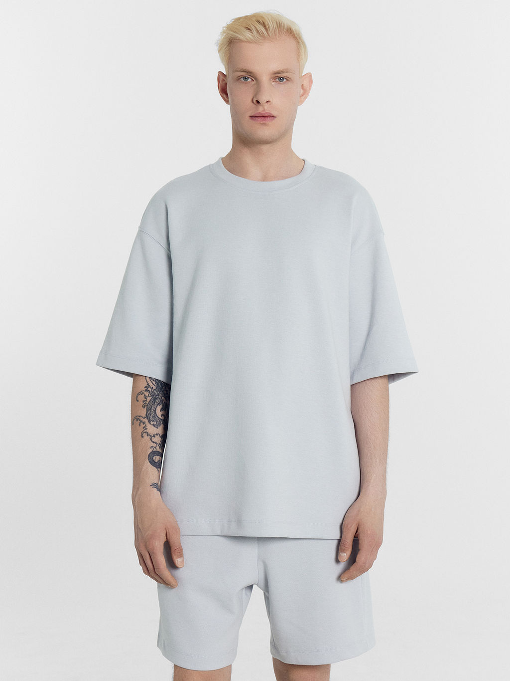 Комплект мужской (футболка, шорты) в сером цвете туман 191024 - Mark formelle фото 3