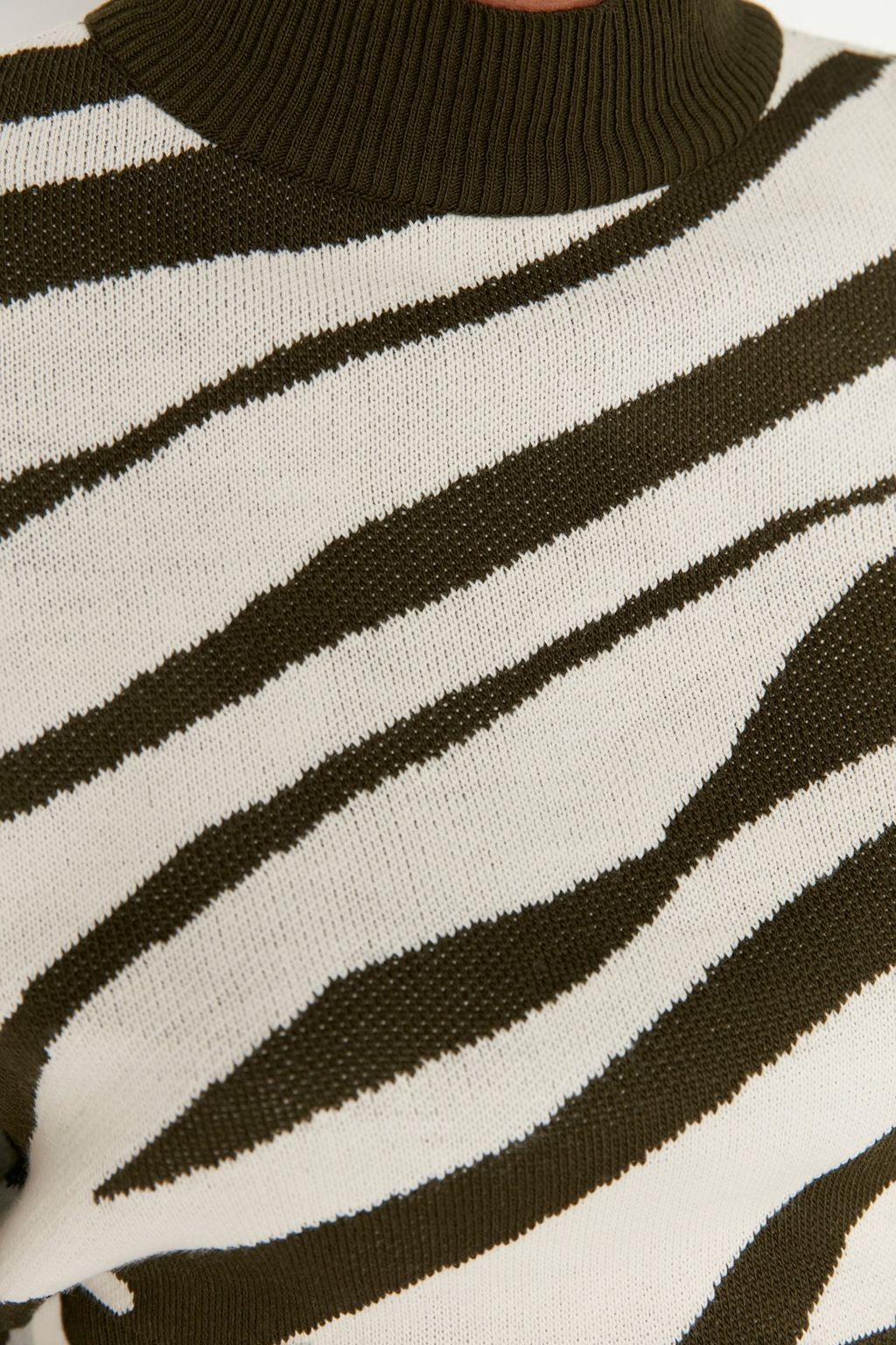 Zumrut Yesili Zebra Desenli Crop Triko Kazak TWOAW21KZ0010 - Trendyolmilla фото 12