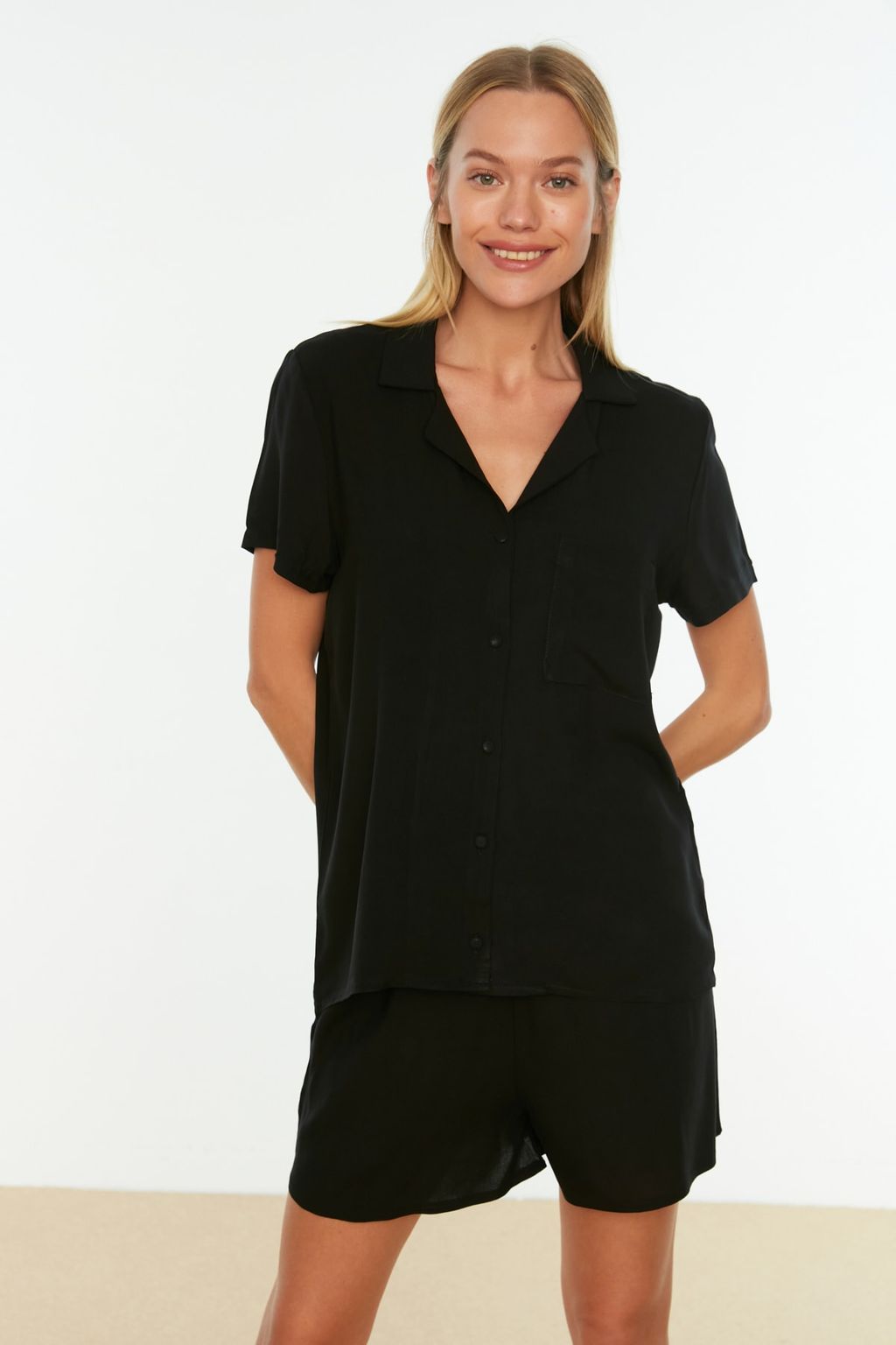 Trendyolmilla Siyah Viskon Sortlu Dokuma Pijama Tak?m? THMSS19PT0004