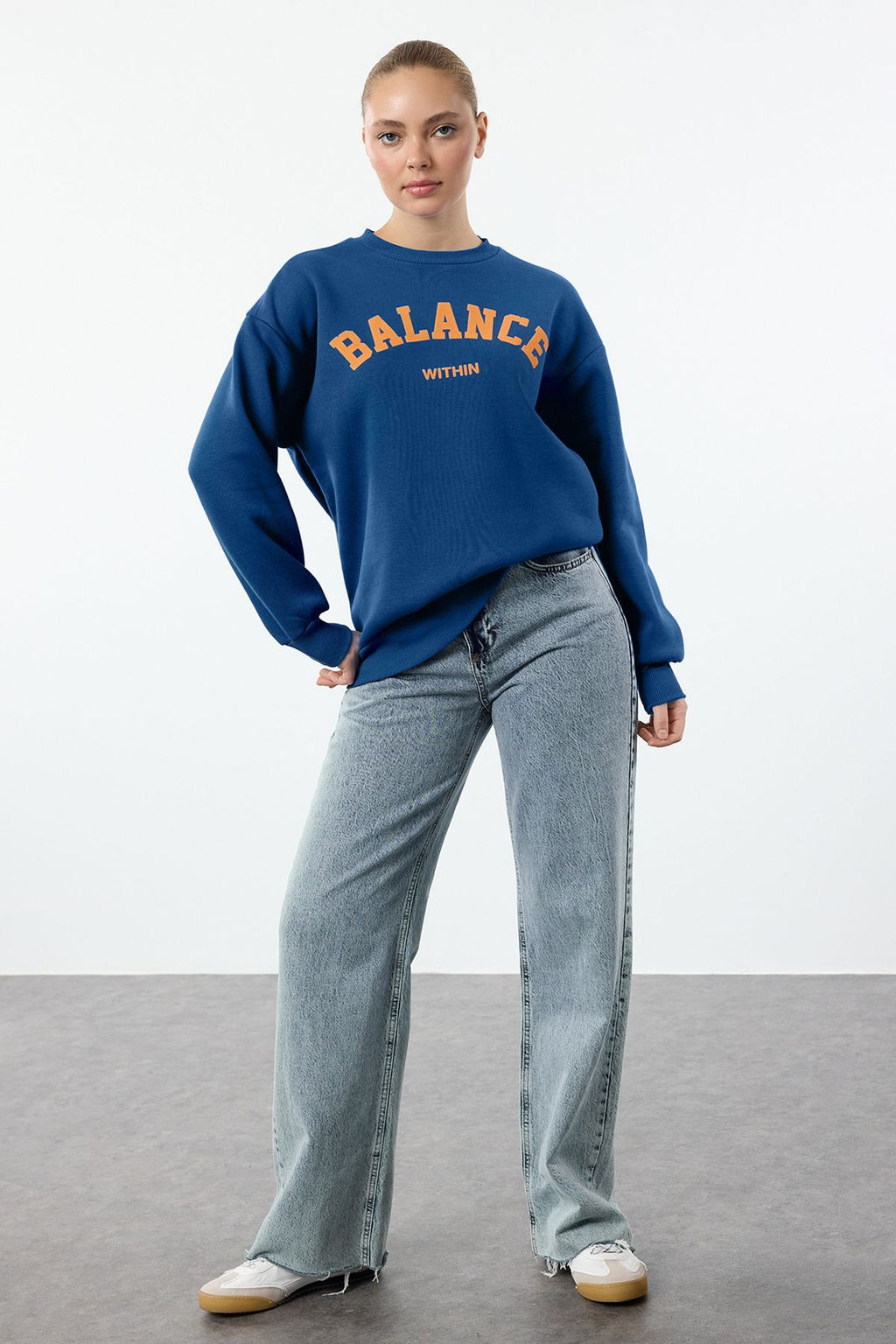 TRENDYOLMILLA Lacivert Slogan Bask?l? Oversize/Genis Kal?p Orme Sweatshirt TWOAW25SW00033  фото 2