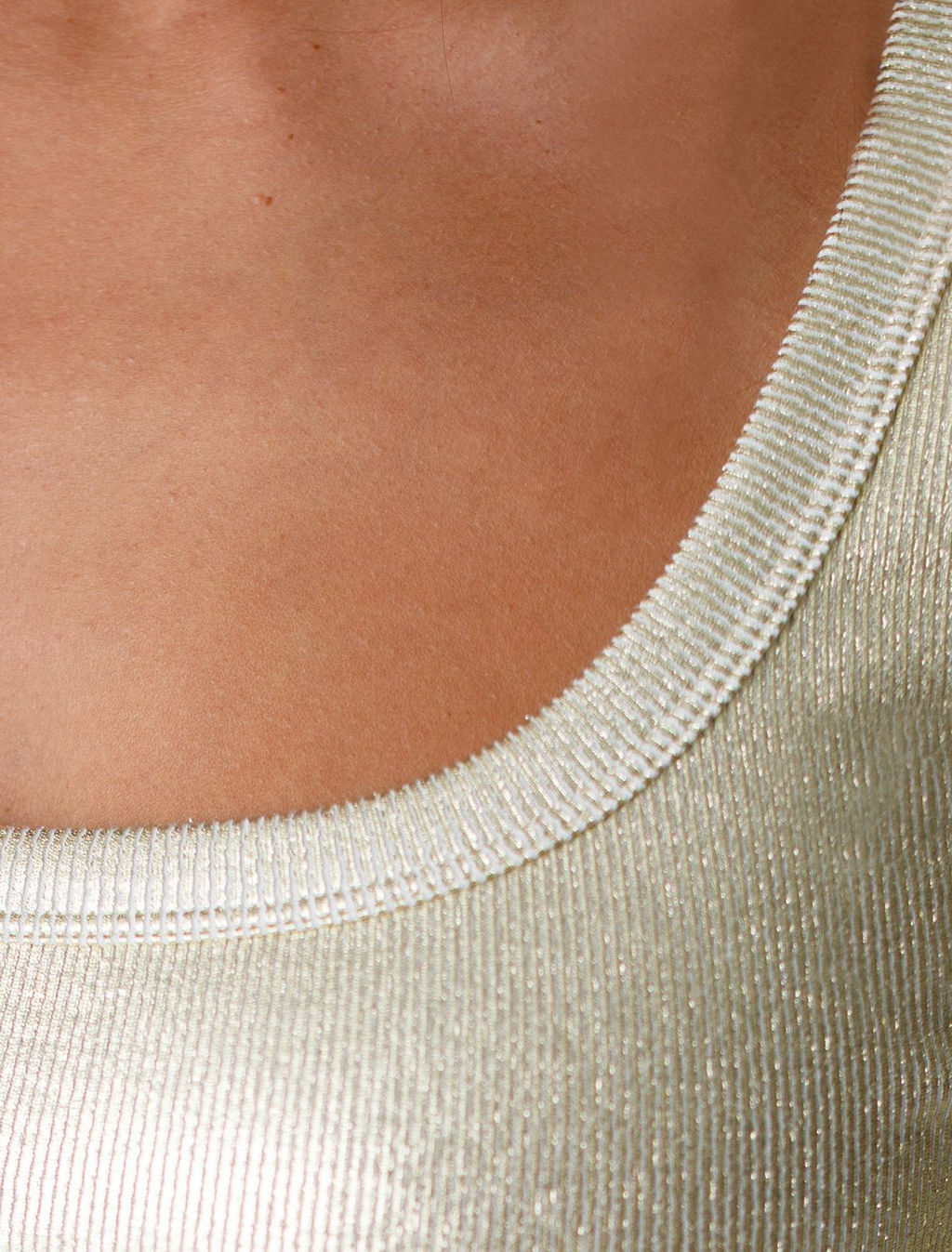 Футболка облегающая из хлопка в рубчик с U вырезом и матовым покрытием металлик