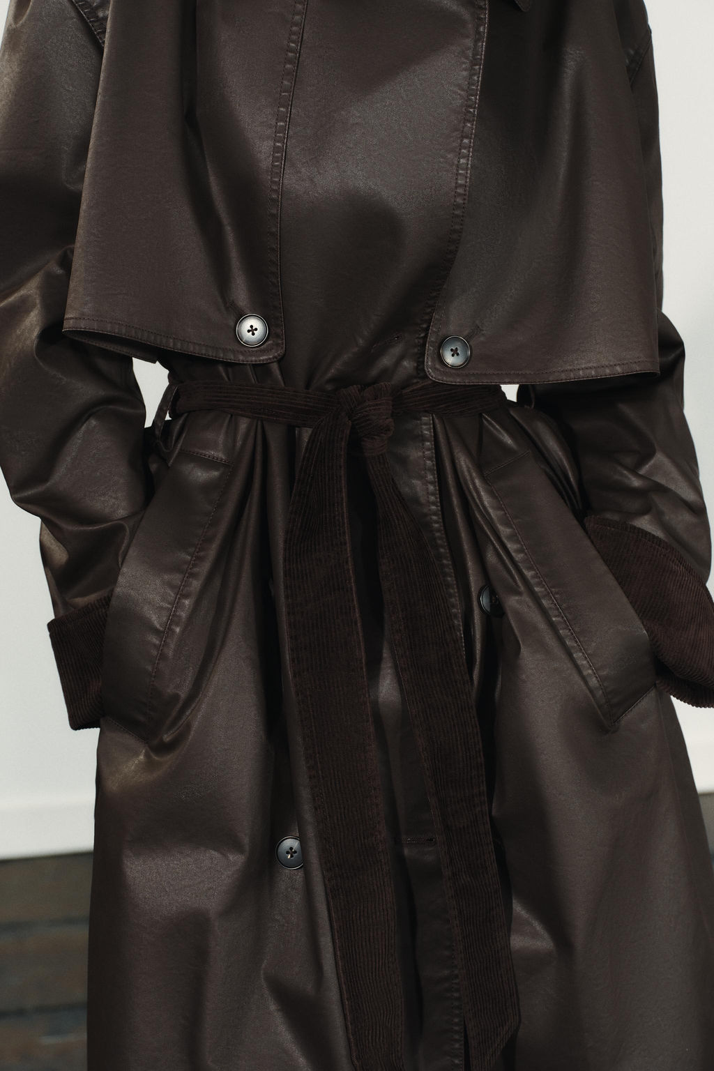 LONG WAXED TRENCH COAT WITH CORDUROY CUFFS - Zara фото 2