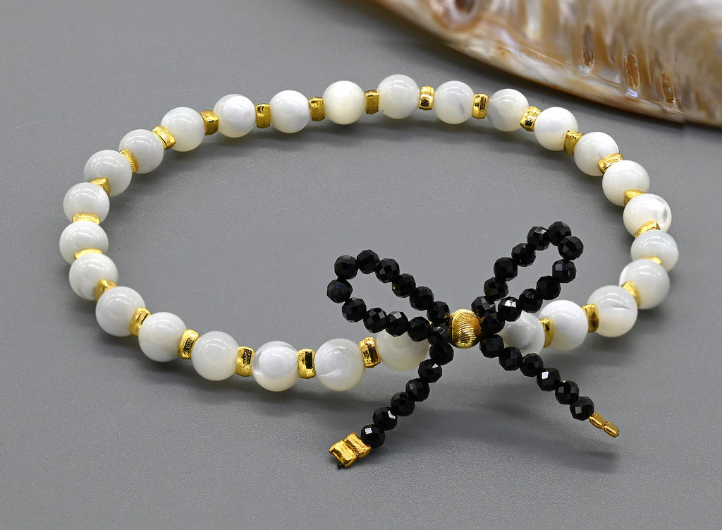 Браслет c шариками из перламутра бантик из черного турмалина, 17см