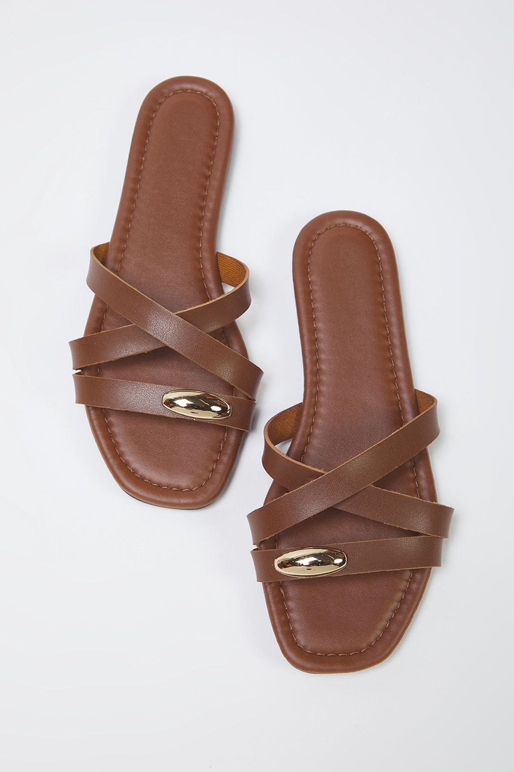 Trendyolmilla Shoes Taba Metal Suslemeli Capraz Bantl? Duz Kad?n S?k Terlik TAKSS25TE00046