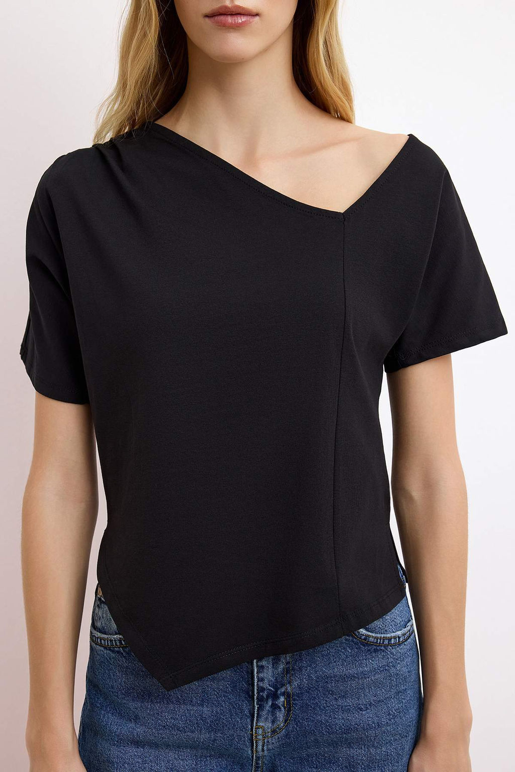 Siyah Regular/Normal Kal?p Asimetrik Yaka Buzgulu Pamuklu Esnek Orme T-shirt TWOSS26TS00059 - Trendyolmilla фото 3