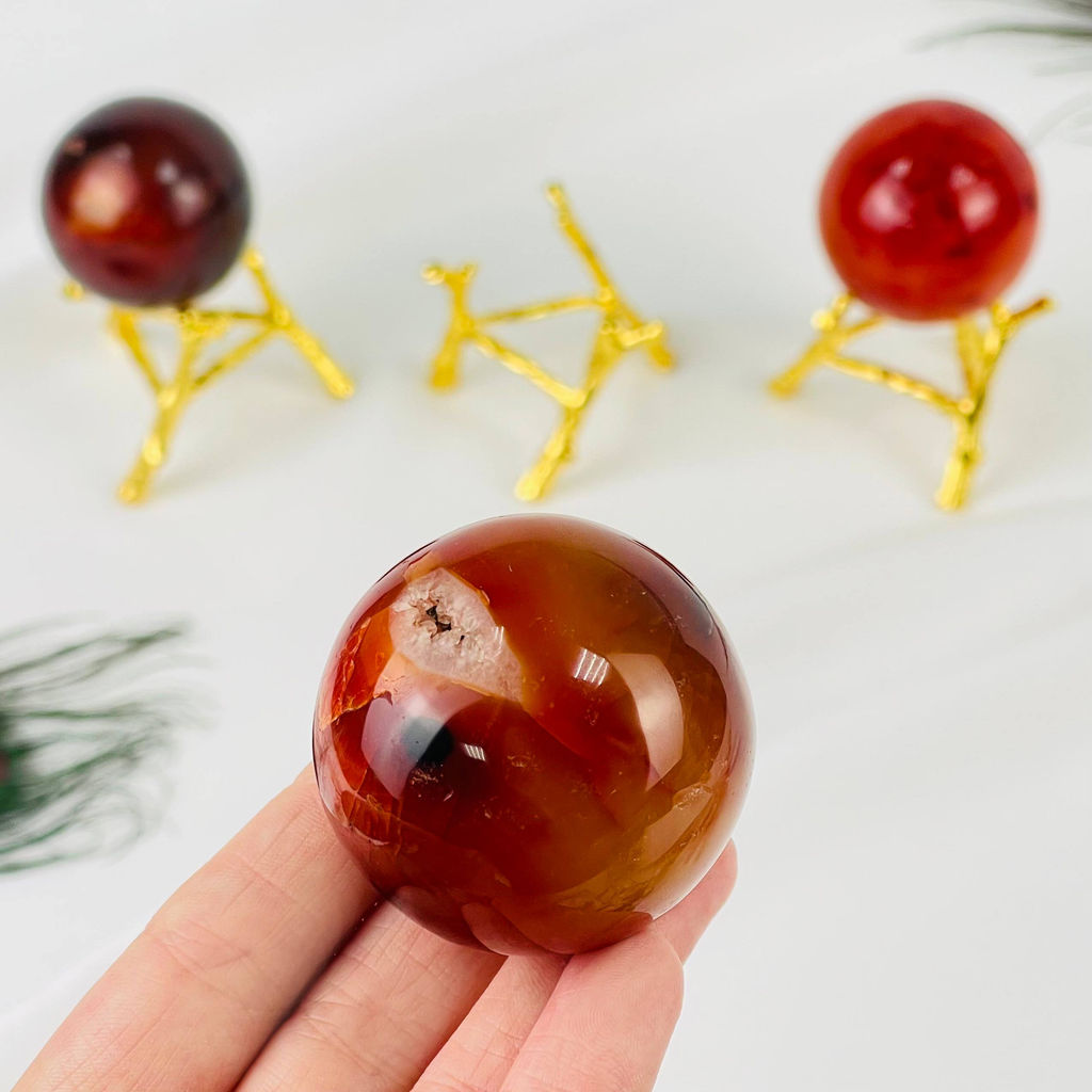 Шар из Сердолика на подставке