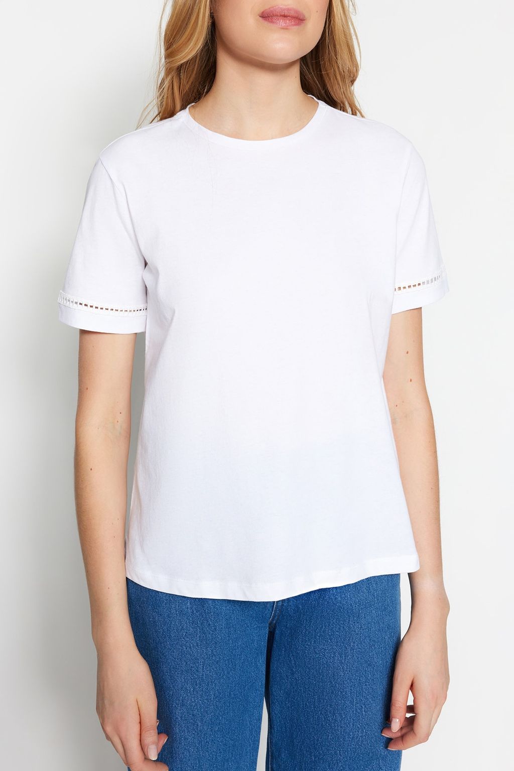 TRENDYOLMILLA Beyaz %100 Pamuk Isleme Detayl? Basic Bisiklet Yaka Orme T-Shirt TWOSS23TS00012 фото 2