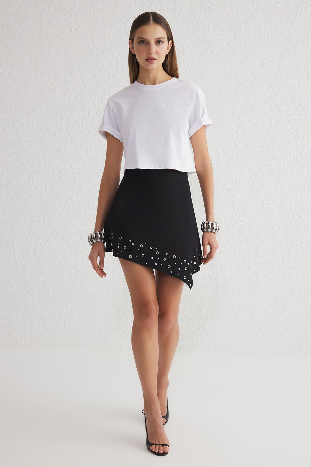 TRENDYOLMILLA Siyah Parlak Tasl? Dokuma K?sa Etek TPRSS25ET00003