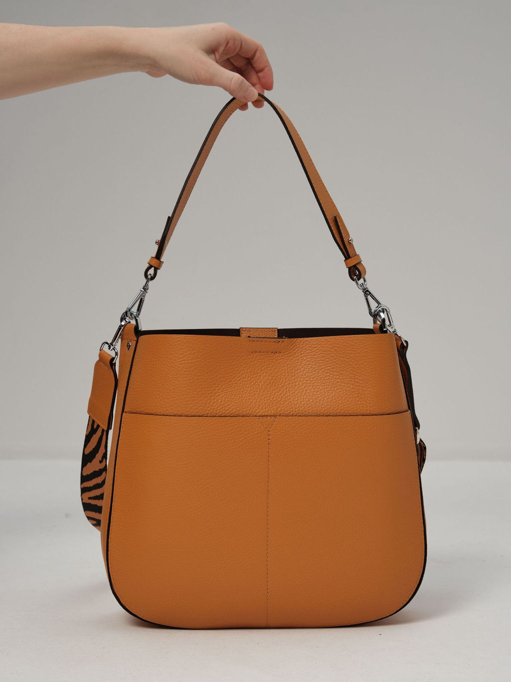 Сумка кожаная на плечо Azaro 30868 оранжевый карандаш