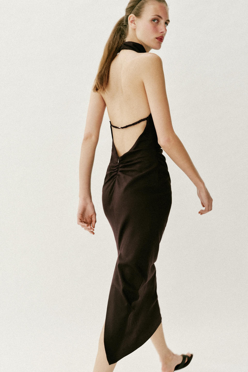 VESTIDO MIDI HALTER CON LINO / Marr?n oscuro - Zara фото 5
