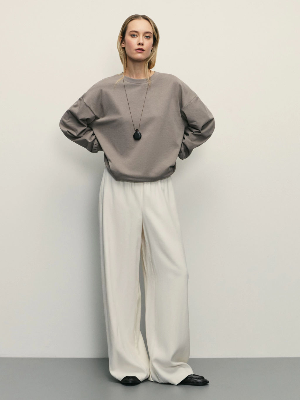 Лонгслив оверсайз с манжетами и принтом на рукаве / Zarina  фото 2