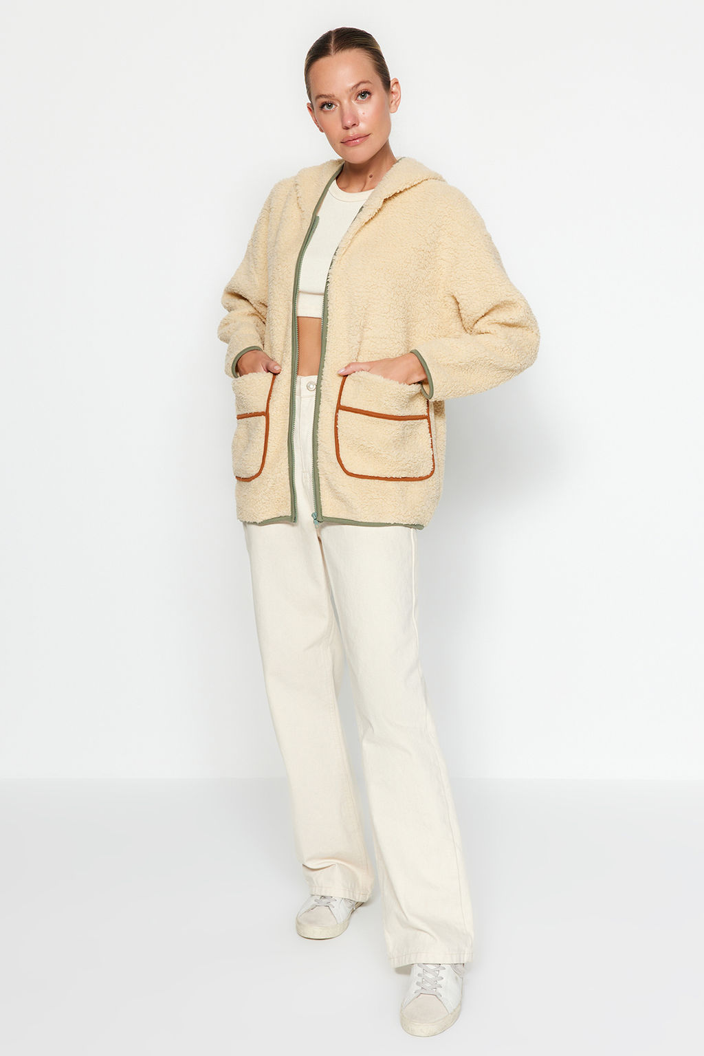 TRENDYOLMILLA Ekru Kal?n Polar Kontrast Biyeli Kapusonlu Relaxed/Rahat Kal?p Orme Sweatshirt TWOAW24SW00021  фото 2