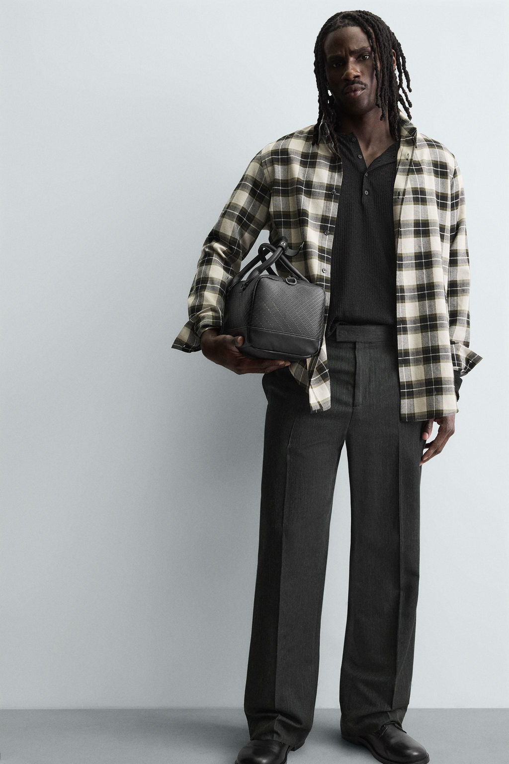 RUBBERISED TEXTURED CROSSBODY BAG - Zara фото 2