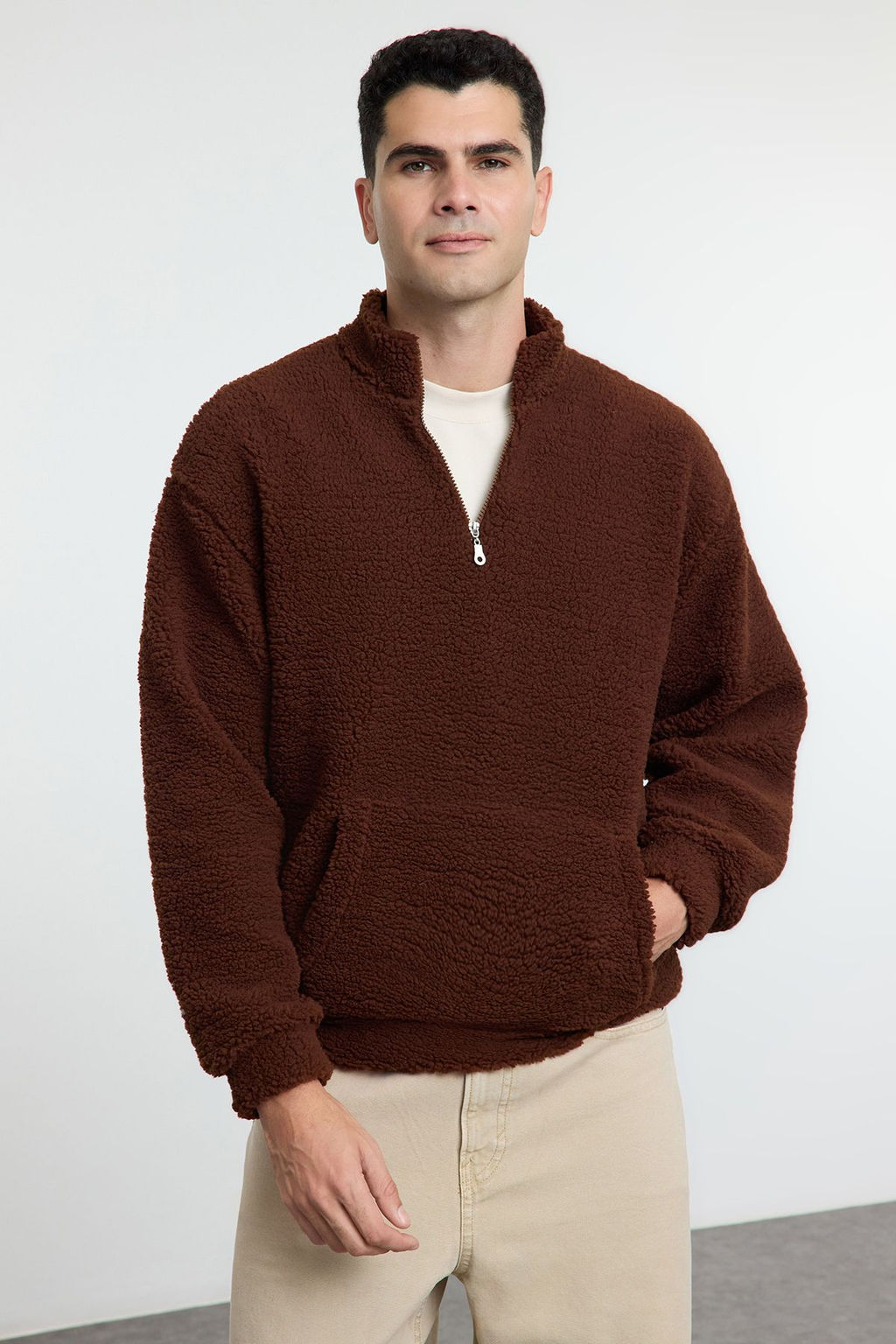 TRENDYOL MAN Koyu Kahverengi Oversize/Genis Kesim Fermuarl? Pelus Sweatshirt TMNAW25SW00107
